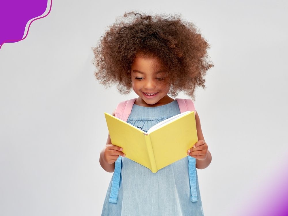 Criança lendo um livro.