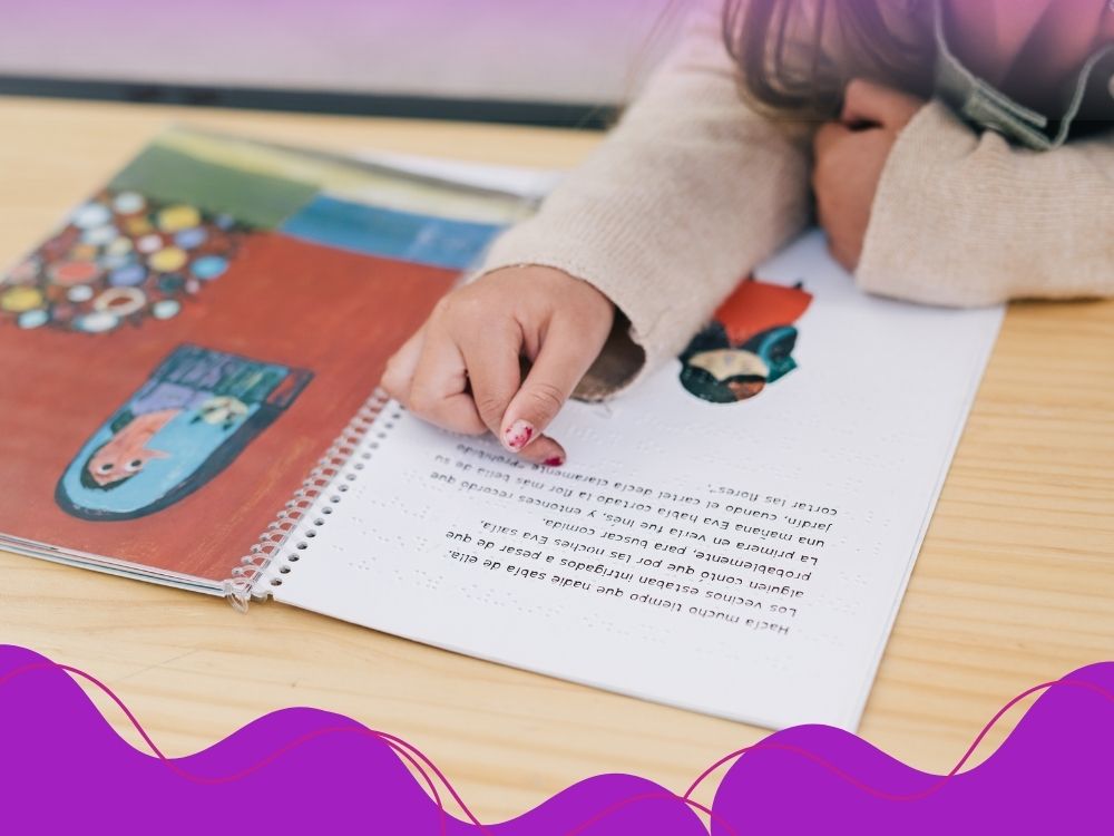 Aluna lendo um livro.