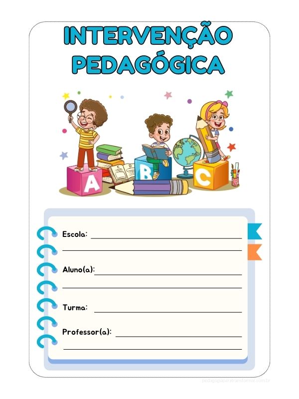 Capa de caderno de intervenção pedagógica para imprimir. Um menino segura uma luta em cima de um puff com a letra A. Outro menino está sentado em um puff com a letra B e está segurando um livro. Uma menina está em pé, em cima de um puff com a letra C e segura um lápis gigante. Na parte inferior, há uma caixa de texto em formato de caderno para preencher com o nome da escola, aluno(a), turma e professor(a).