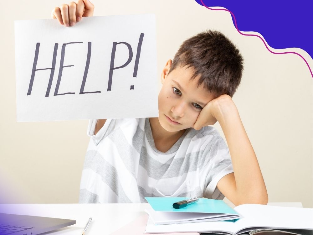 Aluno com expressão de frustação segurando uma folha onde está escrito "help", para ilustrar as consequências da defasagem de aprendizagem nos anos iniciais.