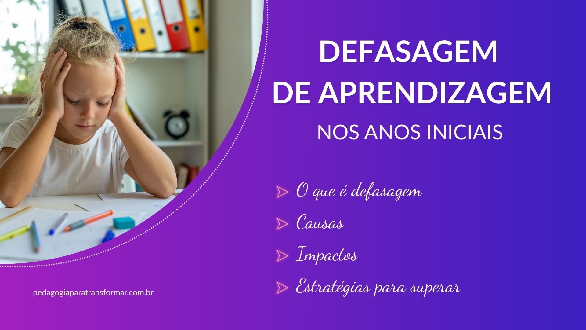 Criança com expressão de desmotivação, olhando para o caderno, para ilustrar a defasagem de aprendizagem nos Anos Iniciais do ensino fundamental.