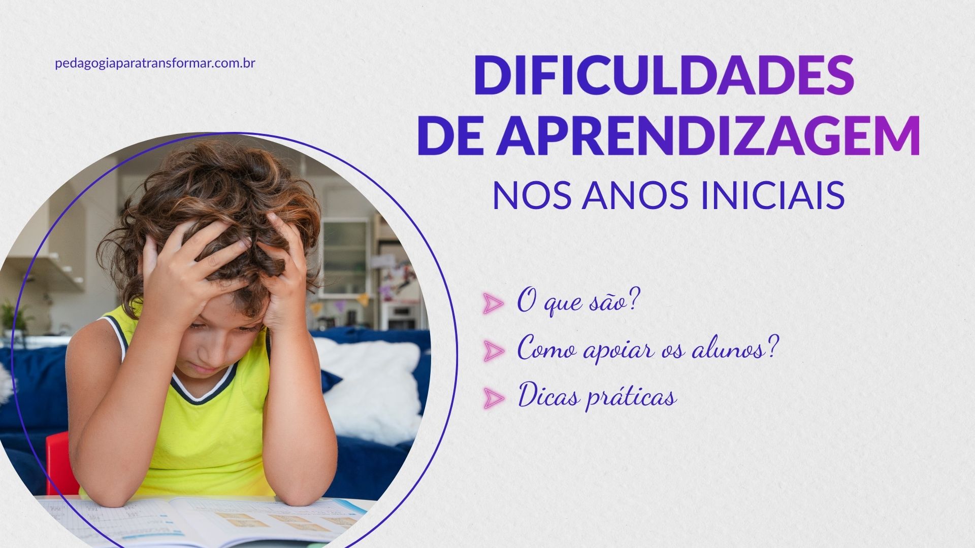 Criança aparentando frustração ao estudar, com as mãos na cabeça diante de um livro aberto, ilustrando dificuldades de aprendizagem nos anos iniciais do ensino fundamental.