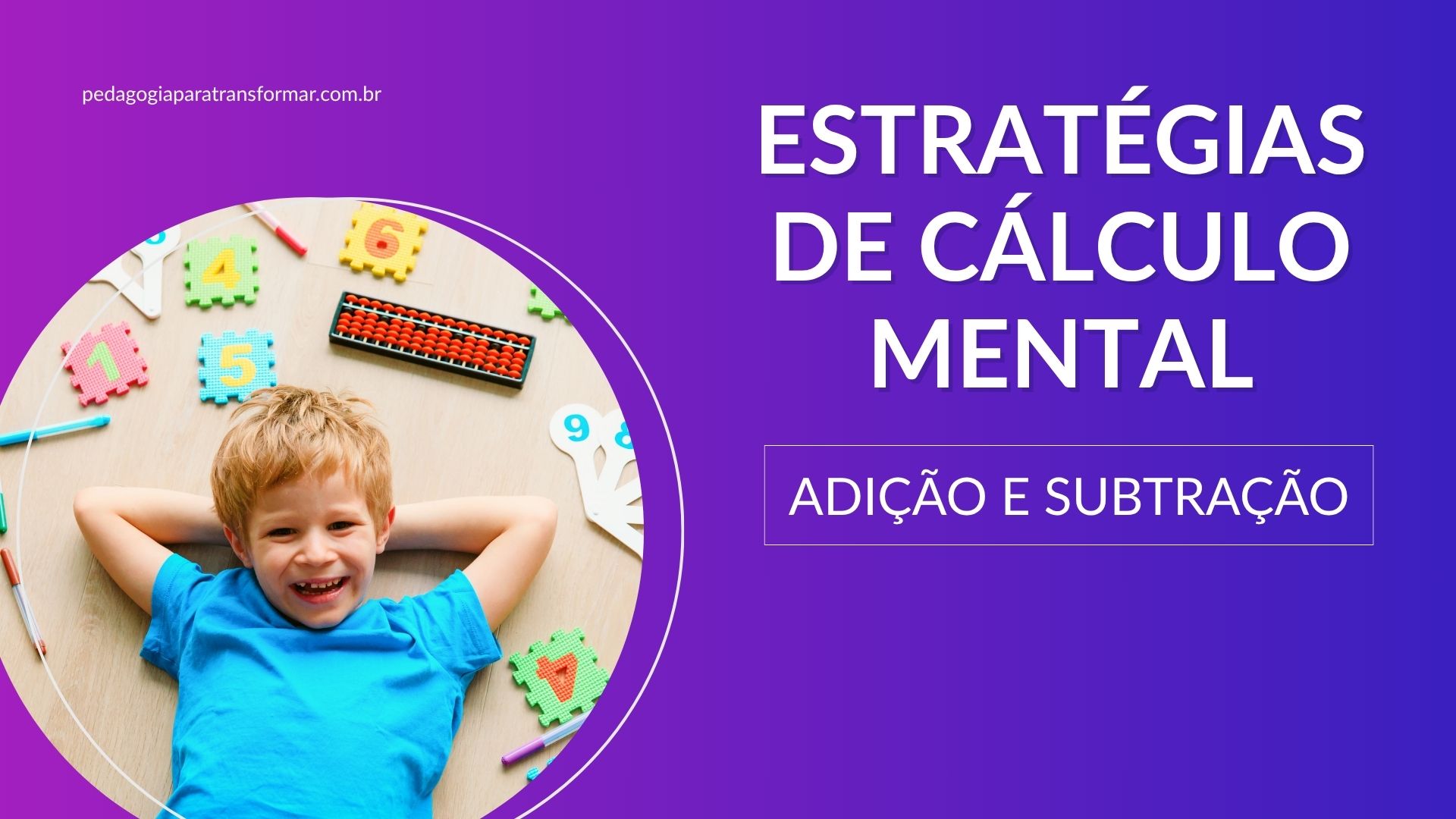 Criança sorridente em meio a recursos pedagógicos de matemática para ilustrar como as estratégias de cálculo mental para adição e subtração podem dar segurança aos alunos e facilitar a compreensão.