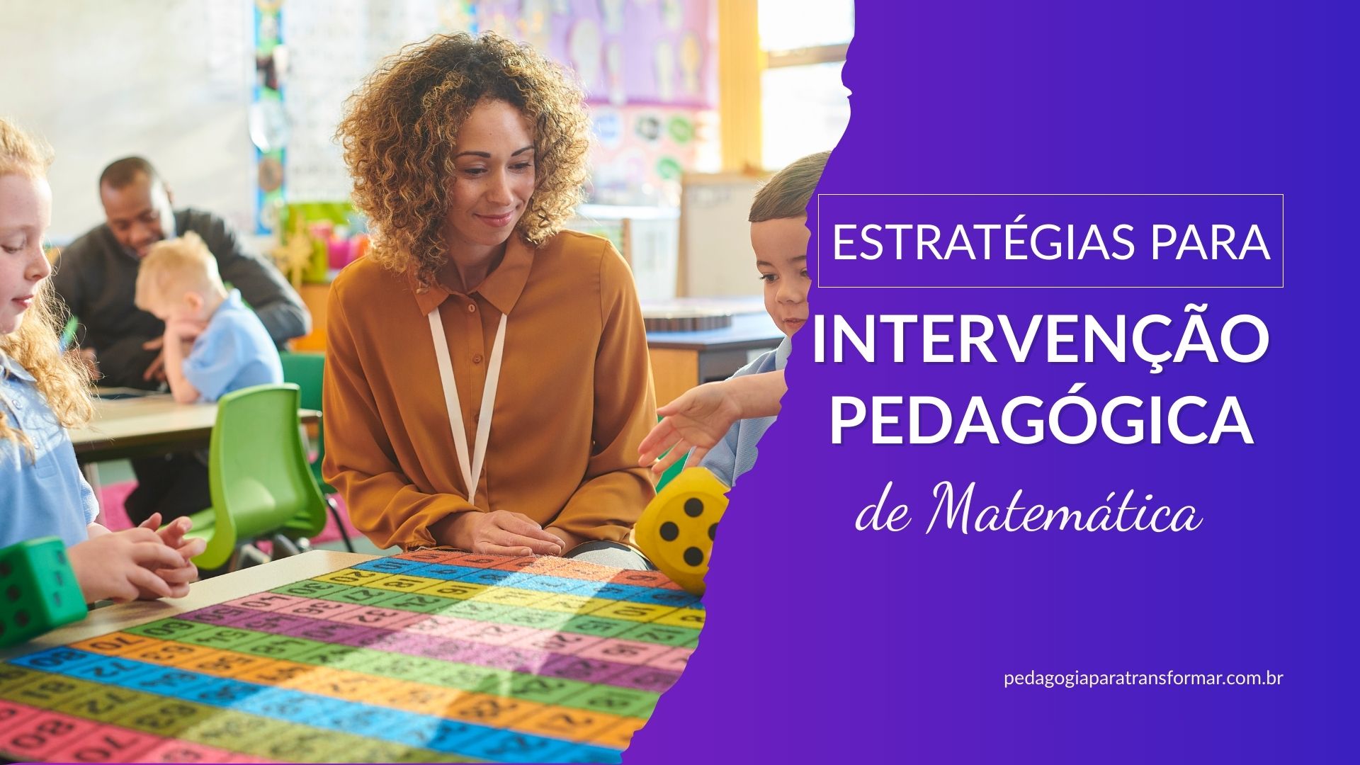 Professora mediando um grupo de alunos em uma atividade lúdica de matemática para ilustrar estratégias para intervenção pedagógica de matemática.