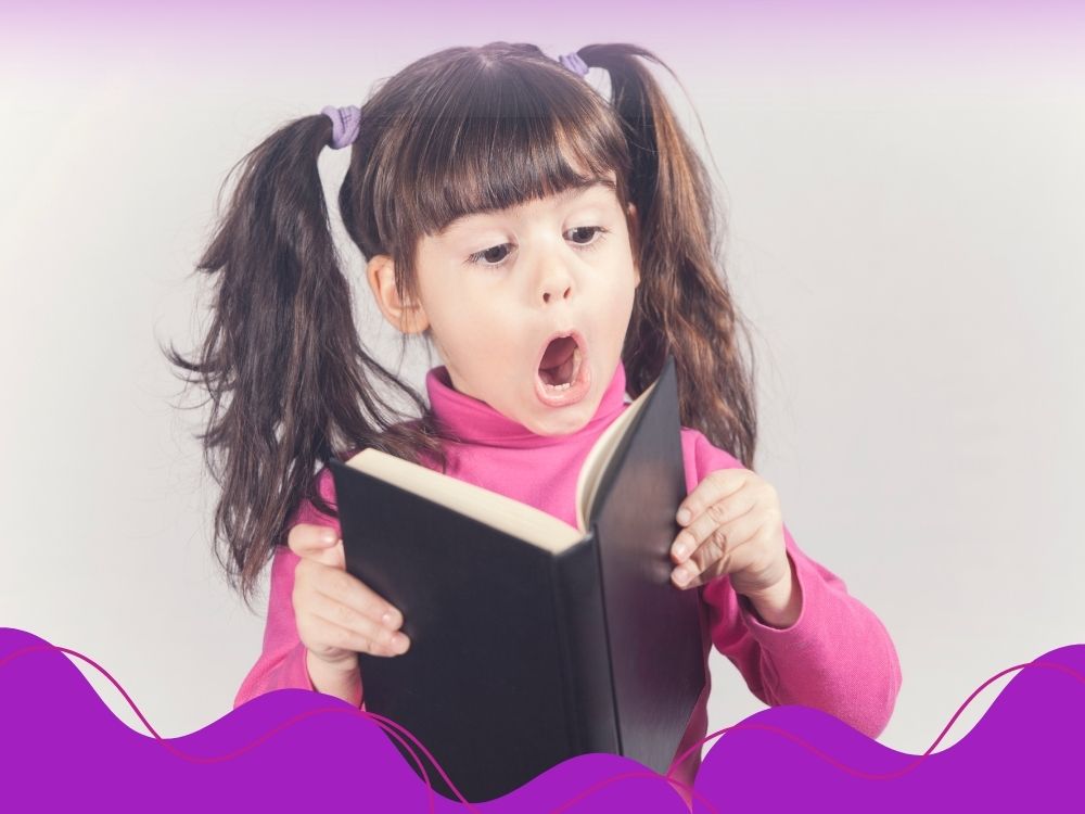 Menina lendo um livro articulando muito para ilustrar a rota fonológica.