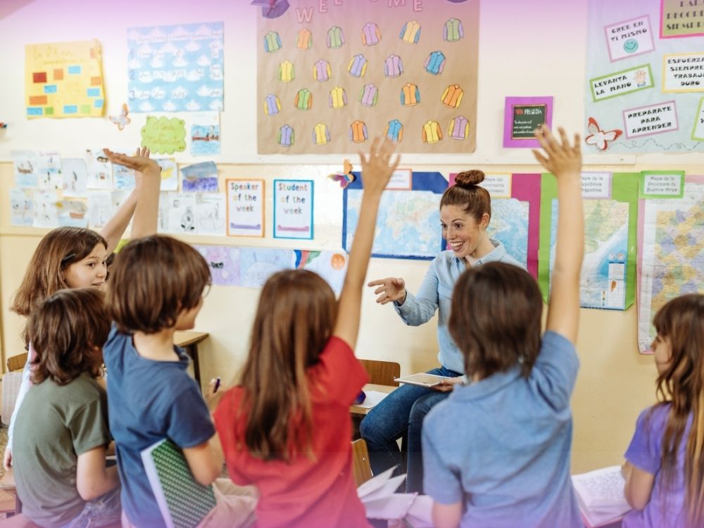 Alunos com participação ativa na sala de aula para reforçar o princípio da neurociência que comprova a relevância das metodologias ativas para uma aprendizagem mais efetiva.