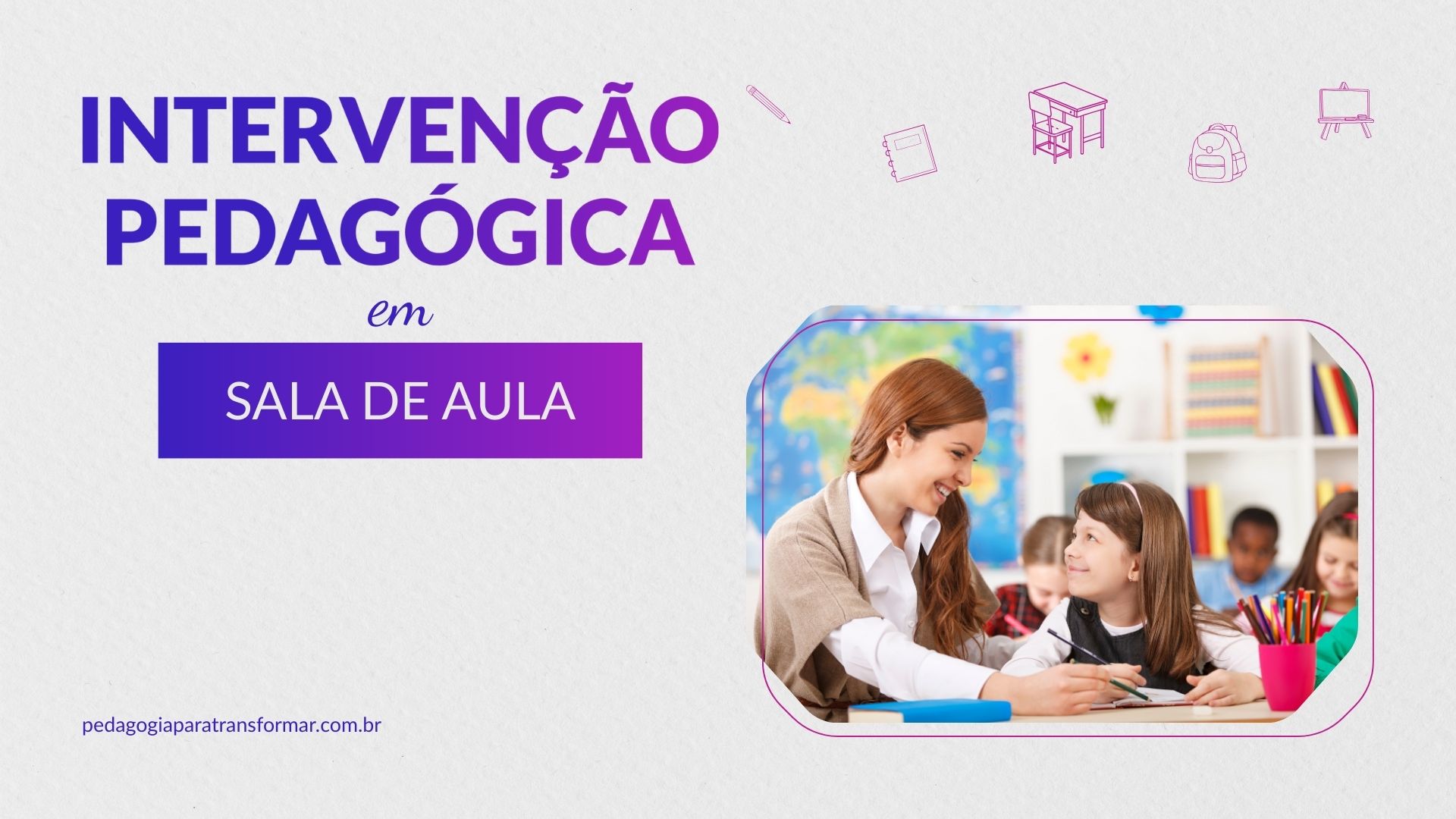 Professora realizando intervenção pedagógica em sala de aula.