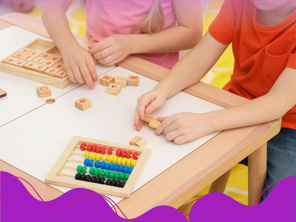 Crianças manipulando materiais concretos para ilustrar a importância da alfabetização matemática.