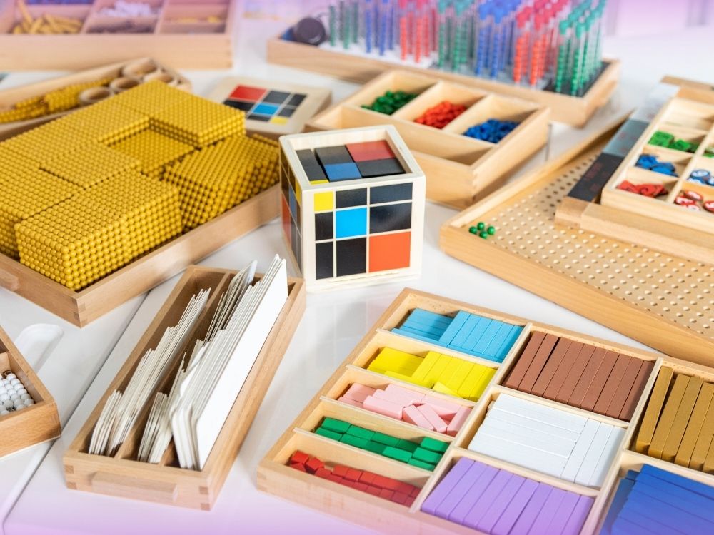 Mesa com vários materiais concretos para ilustrar que esses recursos facilitam a resolução de problemas na matemática.