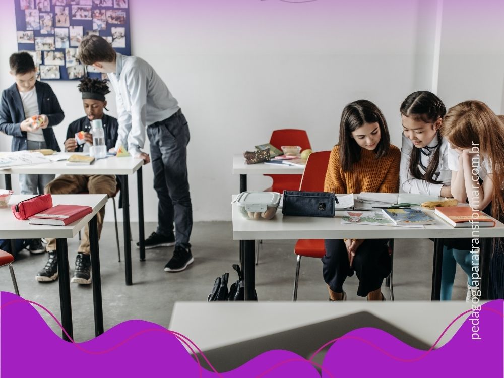 Dois grupos de alunos em espaços distintos da sala de aula para ilustrar uma possibilidade de realizar a diferenciação pedagógica, organizando a sala em agrupamentos ou estações de aprendizagem.