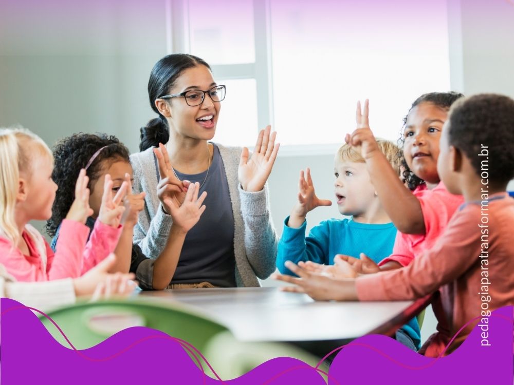 Professora interagindo com um grupo de crianças para ilustrar o que é diferenciação pedagógica, ou seja, adaptar a atividade às necessidades desse grupo de alunos.