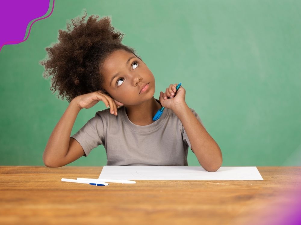 Aluna pensativa, segurando uma caneta. Sobre a mesa há uma folha branca. A imagem ilustra como a metacognição é importante para superar as dificuldades de aprendizagem.