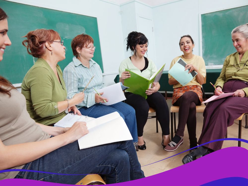 Reunião de professores para ilustrar a importância da escola adotar a priorização curricular para recompor as aprendizagens.