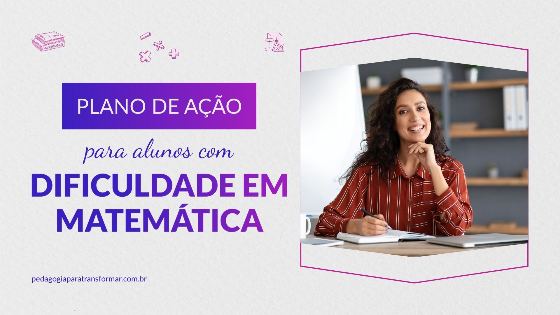 Professora sorridente, escrevendo em um caderno, como se estivesse planejando. A imagem ilustra a elaboração do plano de ação para alunos com dificuldade em matemática.