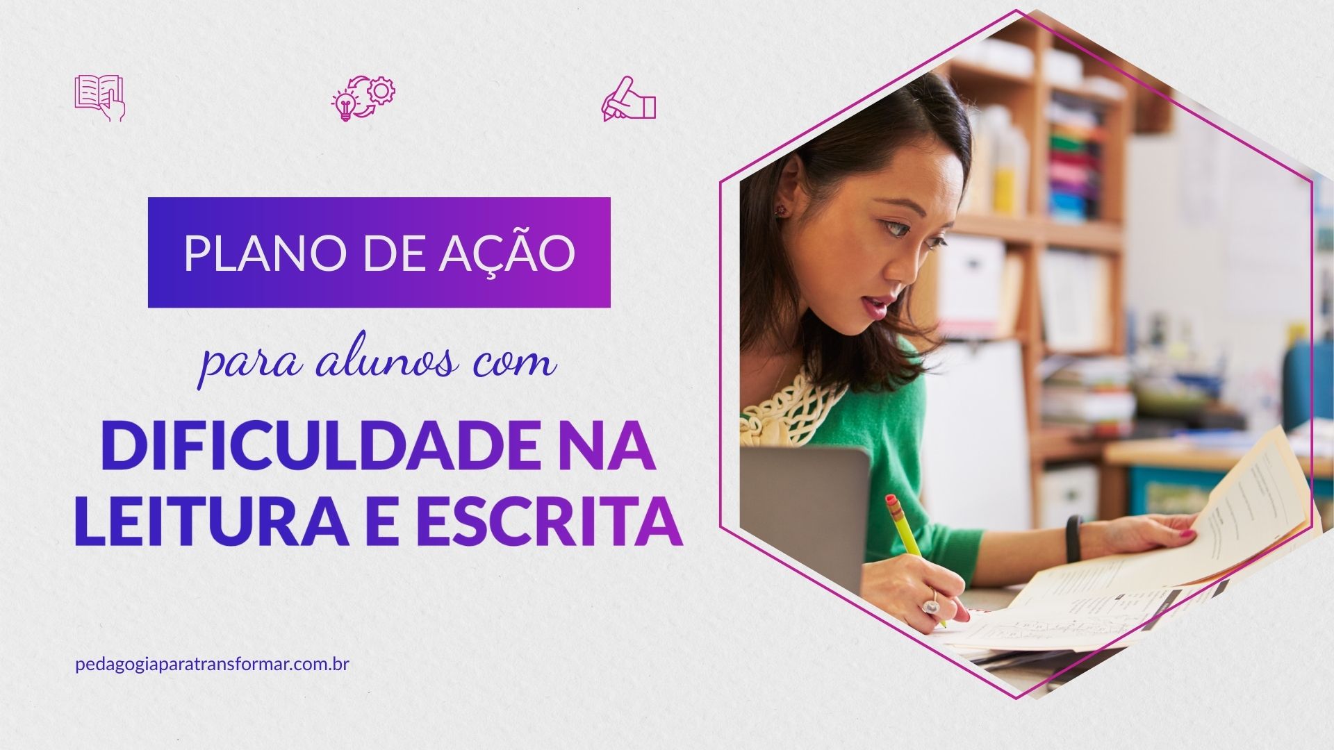 Professora com algumas folhas em uma mão, enquanto escreve algo no caderno. Um notebook do lado, como se estivesse analisando dados e planejando. Essa imagem ilustra o planejamento de um plano de ação para alunos com dificuldades na leitura e na escrita.