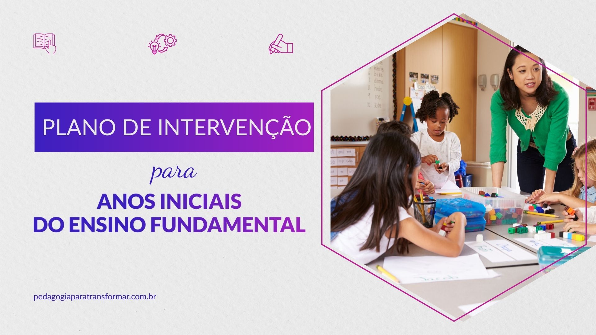 Professora ensinando crianças com uma atividade lúdica de blocos. A imagem ilustra ações do plano de intervenção pedagógica para anos iniciais do ensino fundamental.