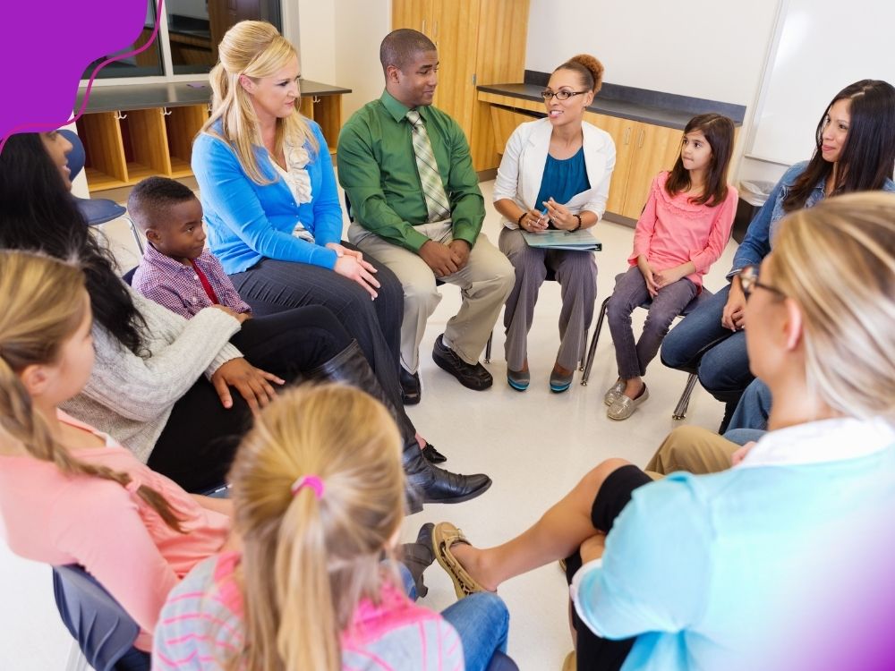 Reunião de pais, alunos e professores, para ilustrar a importância de envolver toda a comunidade escolar do plano de ação para alunos com dificuldade em matemática.