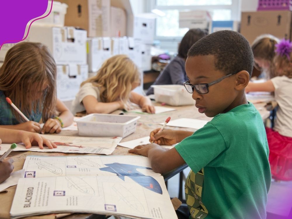 Alunos realizando atividades em grupos com vários materiais de leitura para ilustrar a importância de situações de leitura e escrita reais no plano de ação para alunos com dificuldades na leitura e na escrita.